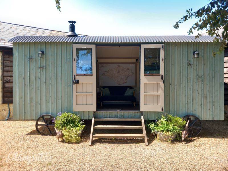 Ensuite Shepherd's Hut | Hot Tub & Indoor Pool